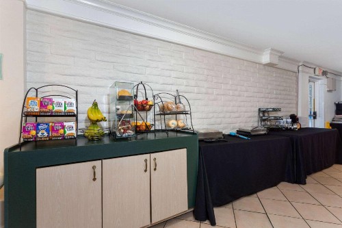 La Quinta Inn by Wyndham Pensacola - image 21