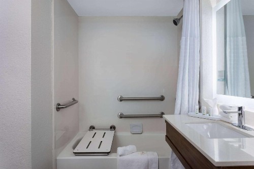 La Quinta Inn by Wyndham Pensacola - image 24