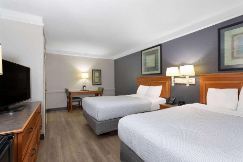 La Quinta Inn by Wyndham Pensacola - image 25