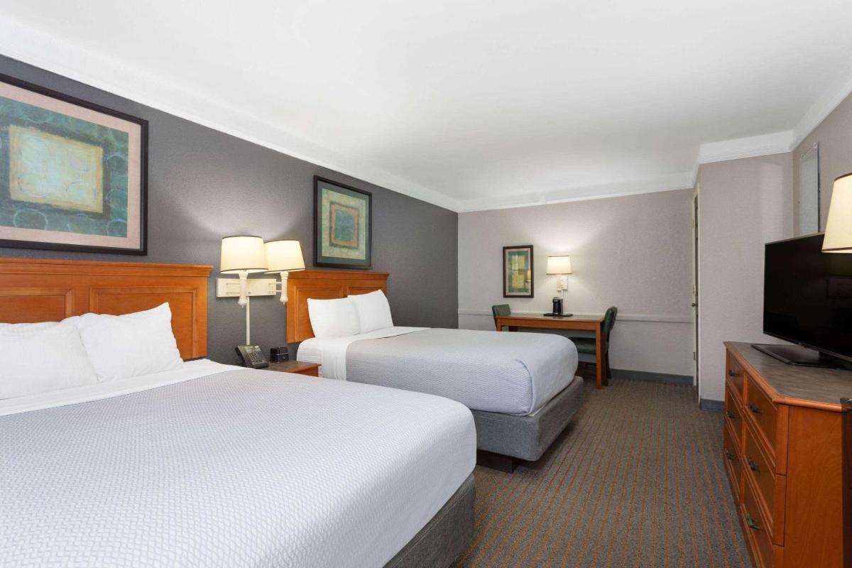 La Quinta Inn by Wyndham Pensacola - image 3