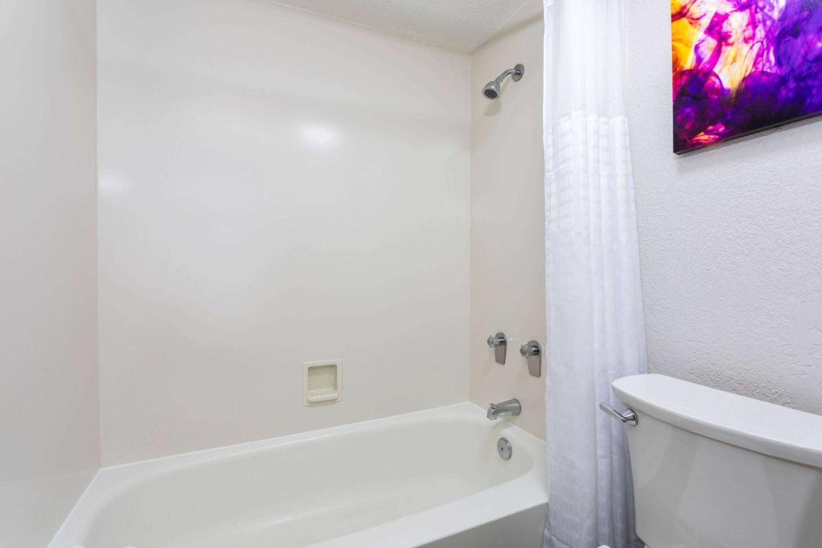 La Quinta Inn by Wyndham Pensacola - image 5