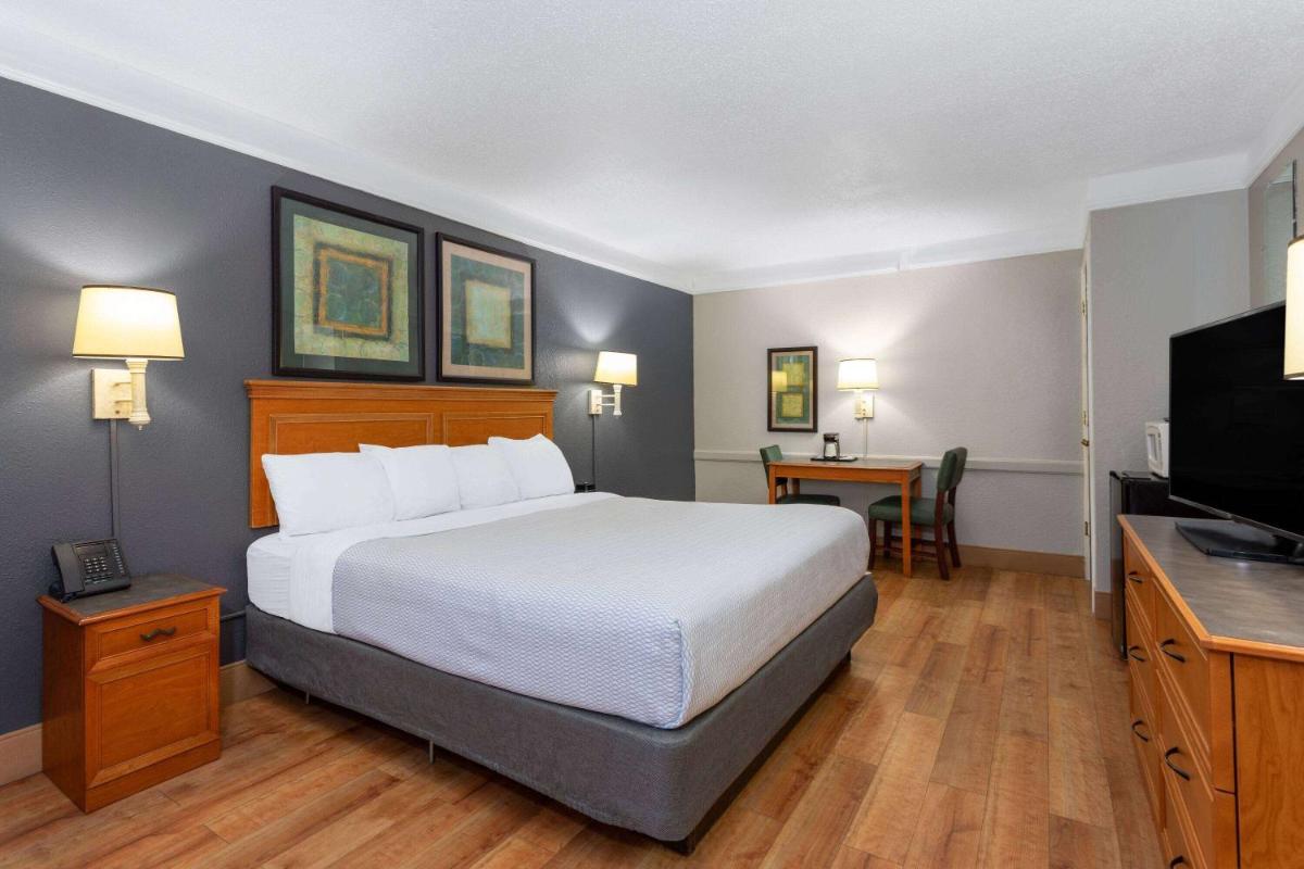 La Quinta Inn by Wyndham Pensacola - image 7