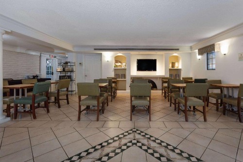 La Quinta Inn by Wyndham Pensacola - image 9