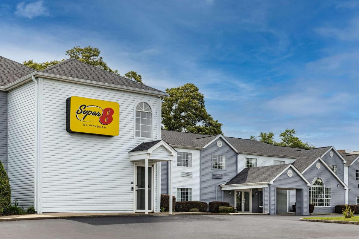 Super 8 by Wyndham Pensacola - main image