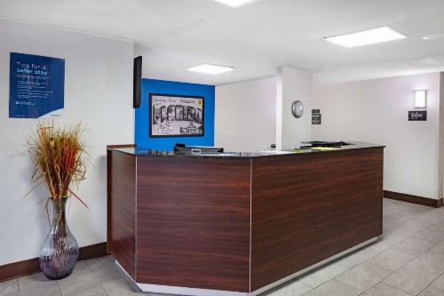 Super 8 by Wyndham Pensacola - image 12