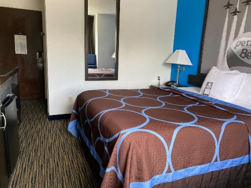 Super 8 by Wyndham Pensacola - image 17