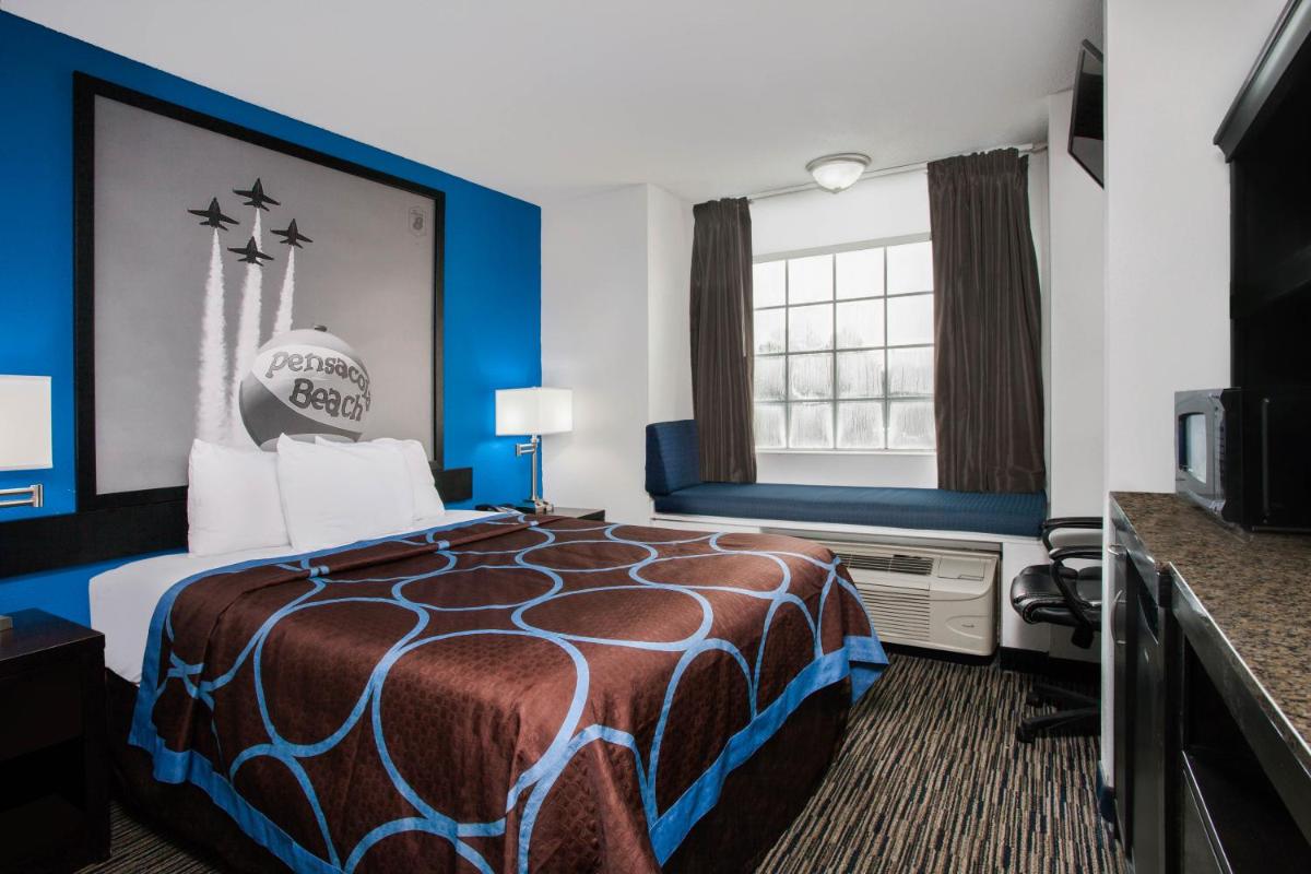 Super 8 by Wyndham Pensacola - image 2
