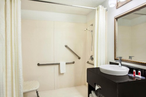 Super 8 by Wyndham Pensacola - image 20