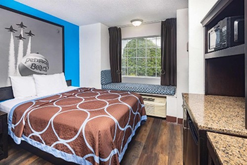 Super 8 by Wyndham Pensacola - image 24