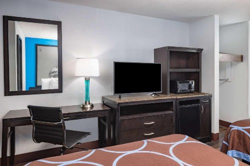 Super 8 by Wyndham Pensacola - image 25