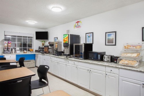 Super 8 by Wyndham Pensacola - image 28