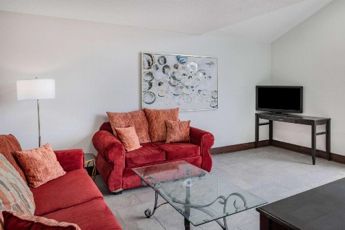 Super 8 by Wyndham Pensacola - image 3