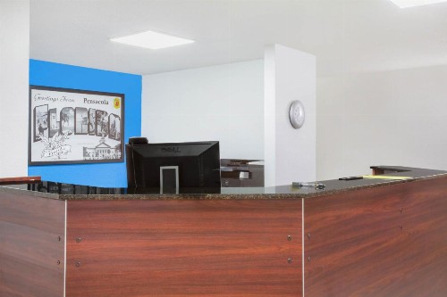 Super 8 by Wyndham Pensacola - image 36