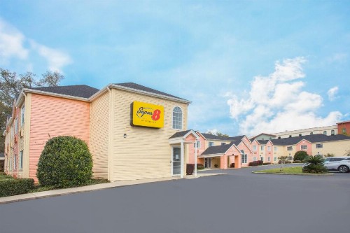 Super 8 by Wyndham Pensacola - image 4