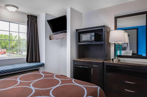 Super 8 by Wyndham Pensacola - image 41