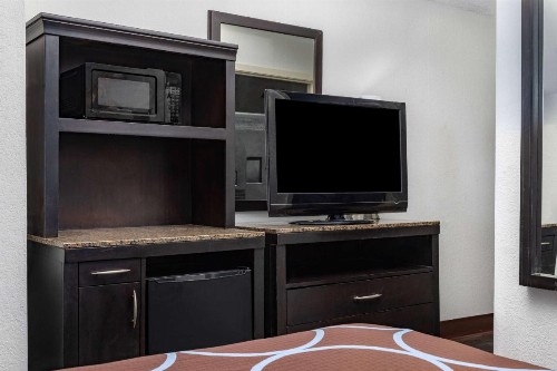 Super 8 by Wyndham Pensacola - image 6