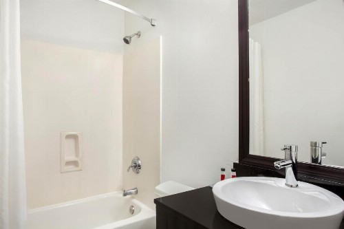 Super 8 by Wyndham Pensacola - image 7