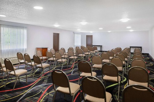 Super 8 by Wyndham Pensacola - image 9