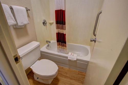 Red Roof Inn Pensacola - I-10 at Davis Highway - image 6