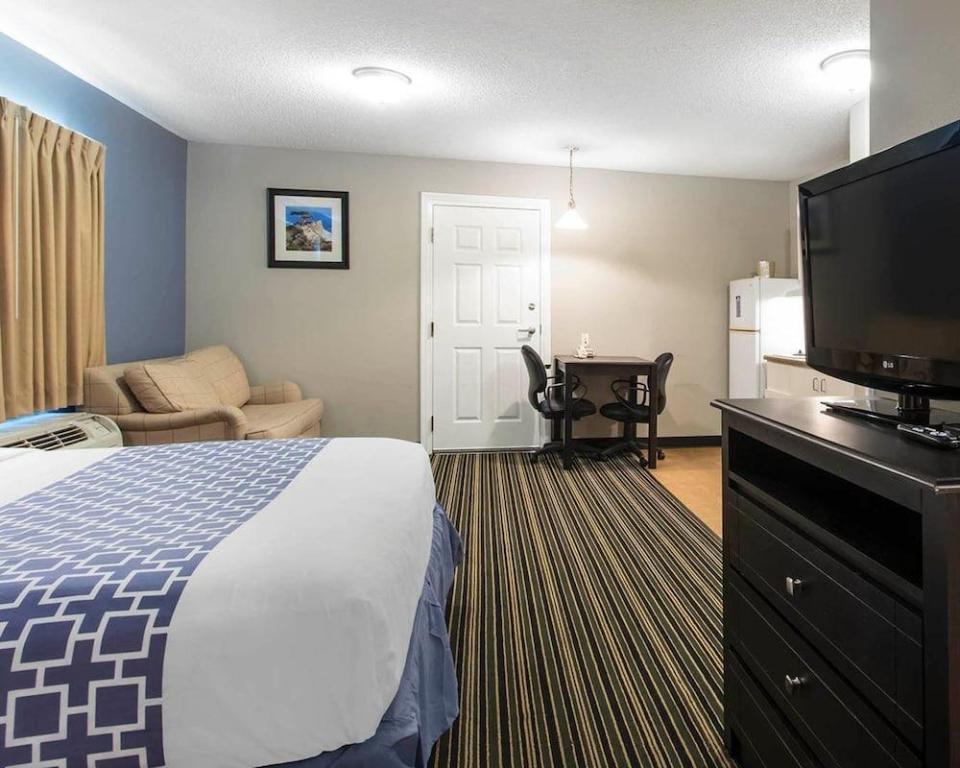 Suburban Extended Stay Hotel Naval Base area - image 2