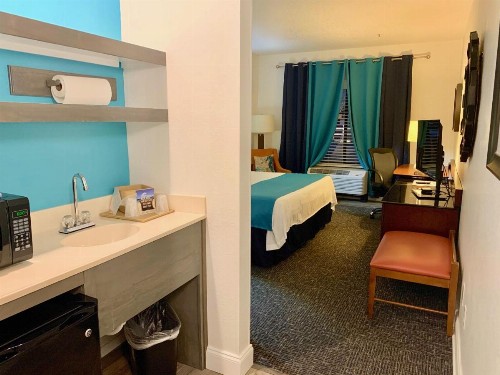 Hotel Pensacola Formerly Luxury Suites - image 3