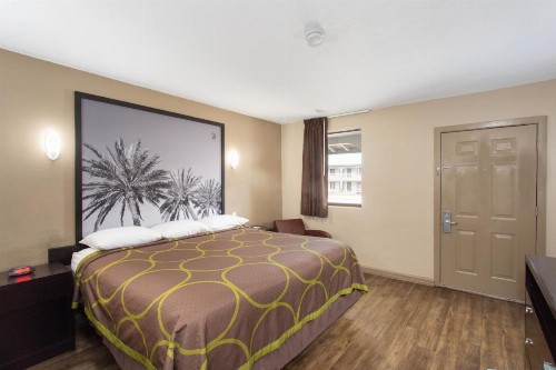 Super 8 by Wyndham Pensacola West - image 12