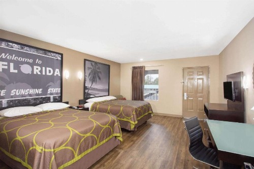 Super 8 by Wyndham Pensacola West - image 13