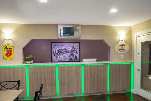 Super 8 by Wyndham Pensacola West - image 14