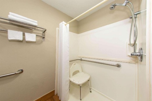 Super 8 by Wyndham Pensacola West - image 17