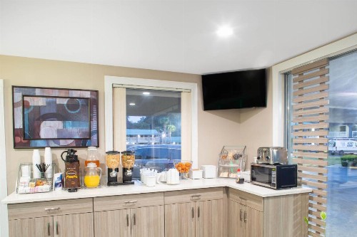 Super 8 by Wyndham Pensacola West - image 22