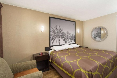 Super 8 by Wyndham Pensacola West - image 24