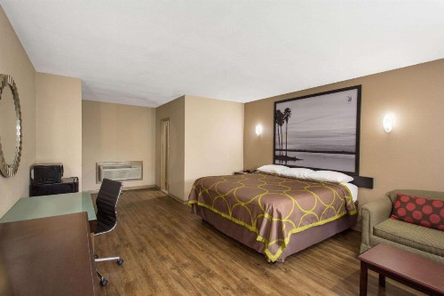 Super 8 by Wyndham Pensacola West - image 27