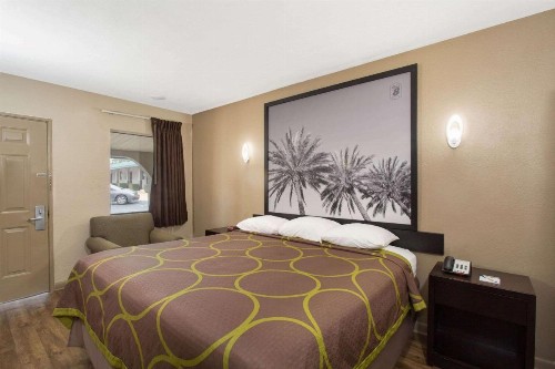 Super 8 by Wyndham Pensacola West - image 30