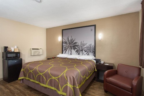 Super 8 by Wyndham Pensacola West - image 4