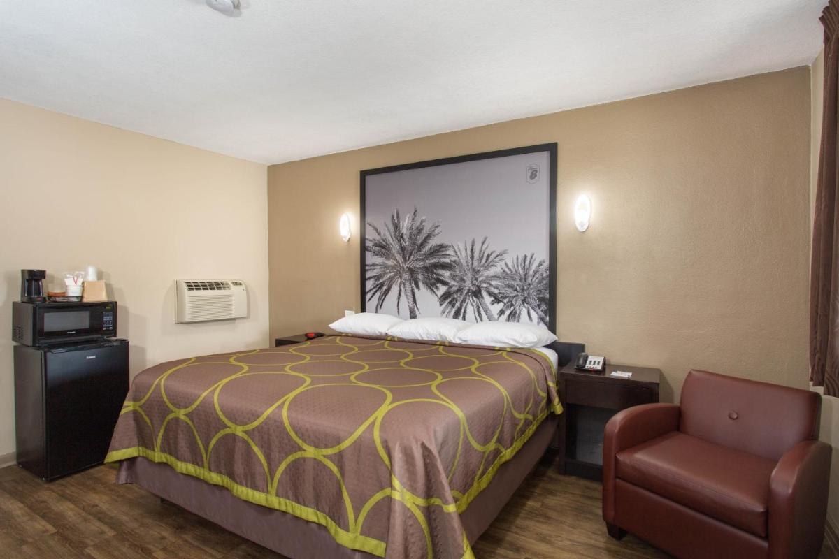 Super 8 by Wyndham Pensacola West - image 4