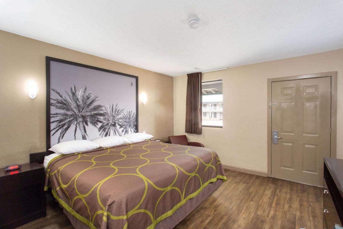 Super 8 by Wyndham Pensacola West - image 5