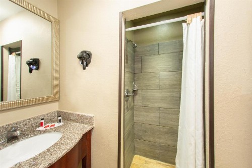 Super 8 by Wyndham Pensacola West - image 7