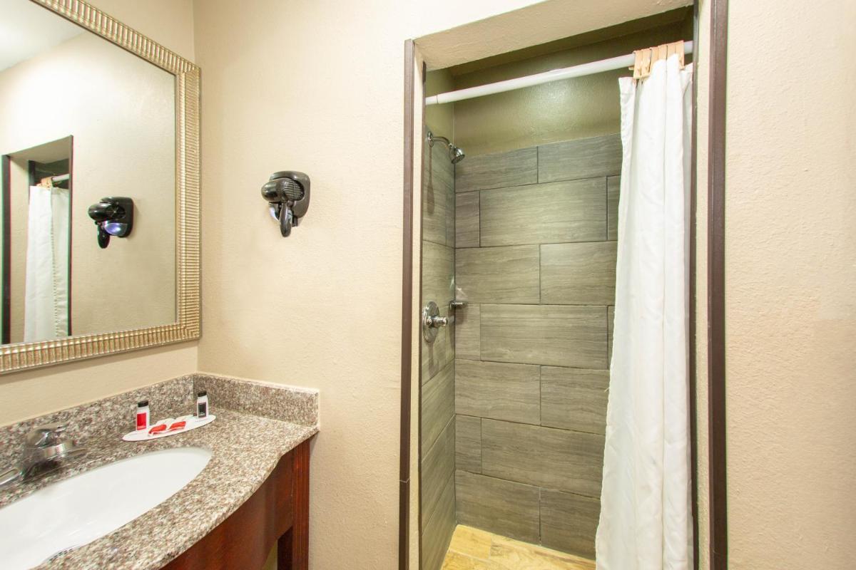 Super 8 by Wyndham Pensacola West - image 7