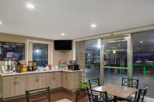 Super 8 by Wyndham Pensacola West - image 9