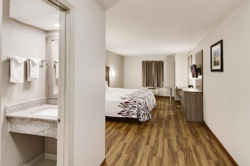 Red Roof Inn & Suites Pensacola-NAS Corry - image 10