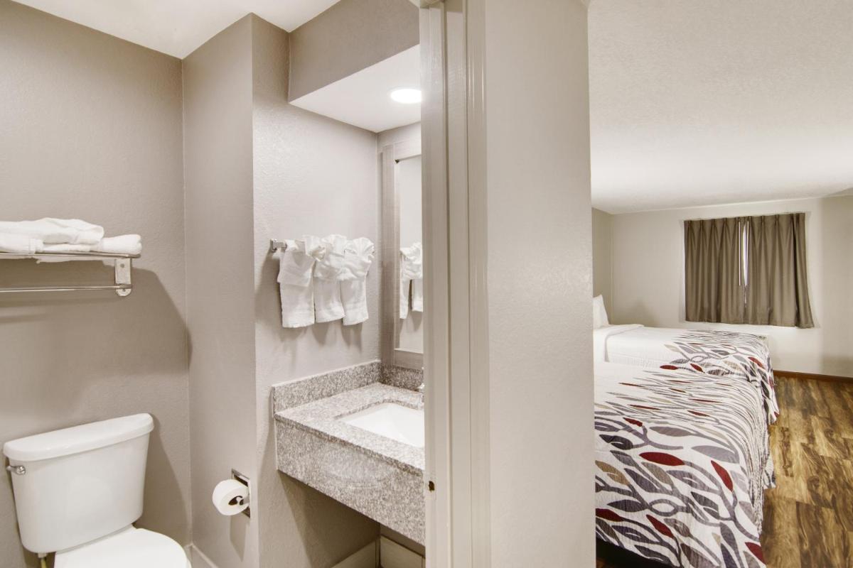 Red Roof Inn & Suites Pensacola-NAS Corry - image 3