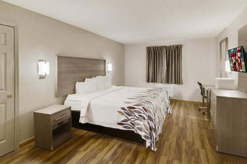 Red Roof Inn & Suites Pensacola-NAS Corry - image 4