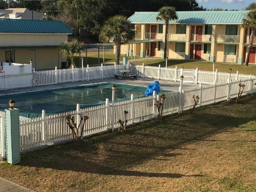 Garden Inn & Suites - image 10