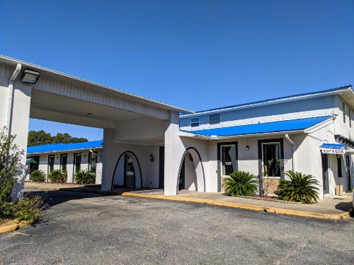 Garden Inn & Suites - image 12