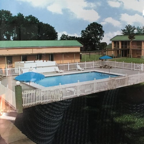 Garden Inn & Suites - image 2