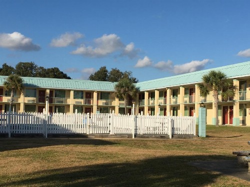 Garden Inn & Suites - image 5