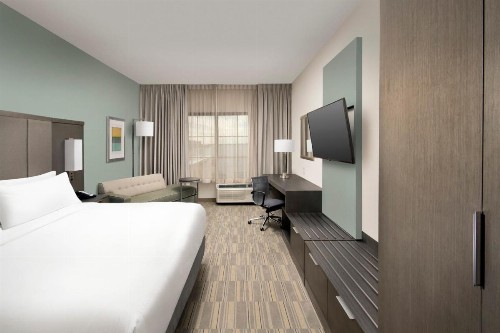Holiday Inn Express Pensacola Downtown an IHG Hotel - image 17