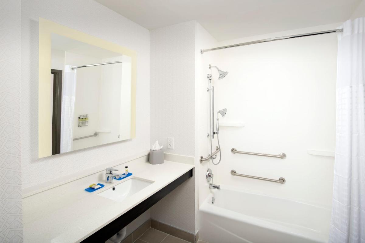 Holiday Inn Express Pensacola Downtown an IHG Hotel - image 3