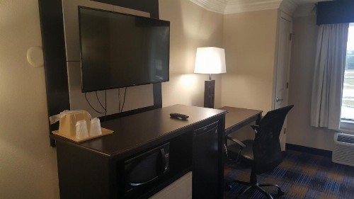 REGENCY INN & SUITES - image 6