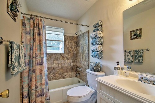 Pensacola Home with Furnished Patio - 1 Mi to Bay - image 9